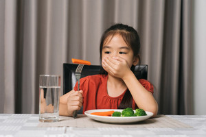 Sai lầm phổ biến cha mẹ nên tránh khi trẻ biếng ăn