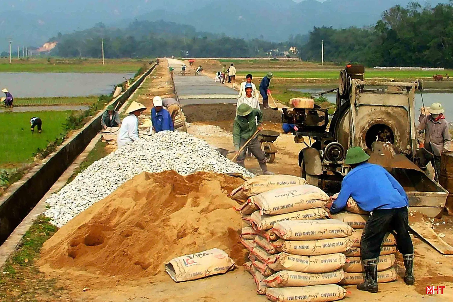 Người dân thôn Tân Hồ, xã Tứ Mỹ tham gia làm giao thông nông thôn. bqbht_br_z6844974718200-38080a6df2aa79561257928a6e23b981.jpg