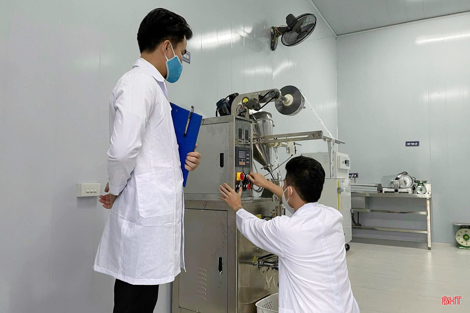 Chế biến cao xương hươu ở Công ty CP Sản xuất & Thương mại nhung hươu Việt. bqbht_br_z6851642387546-a6bf92c849da9159b219120f36037960.jpg