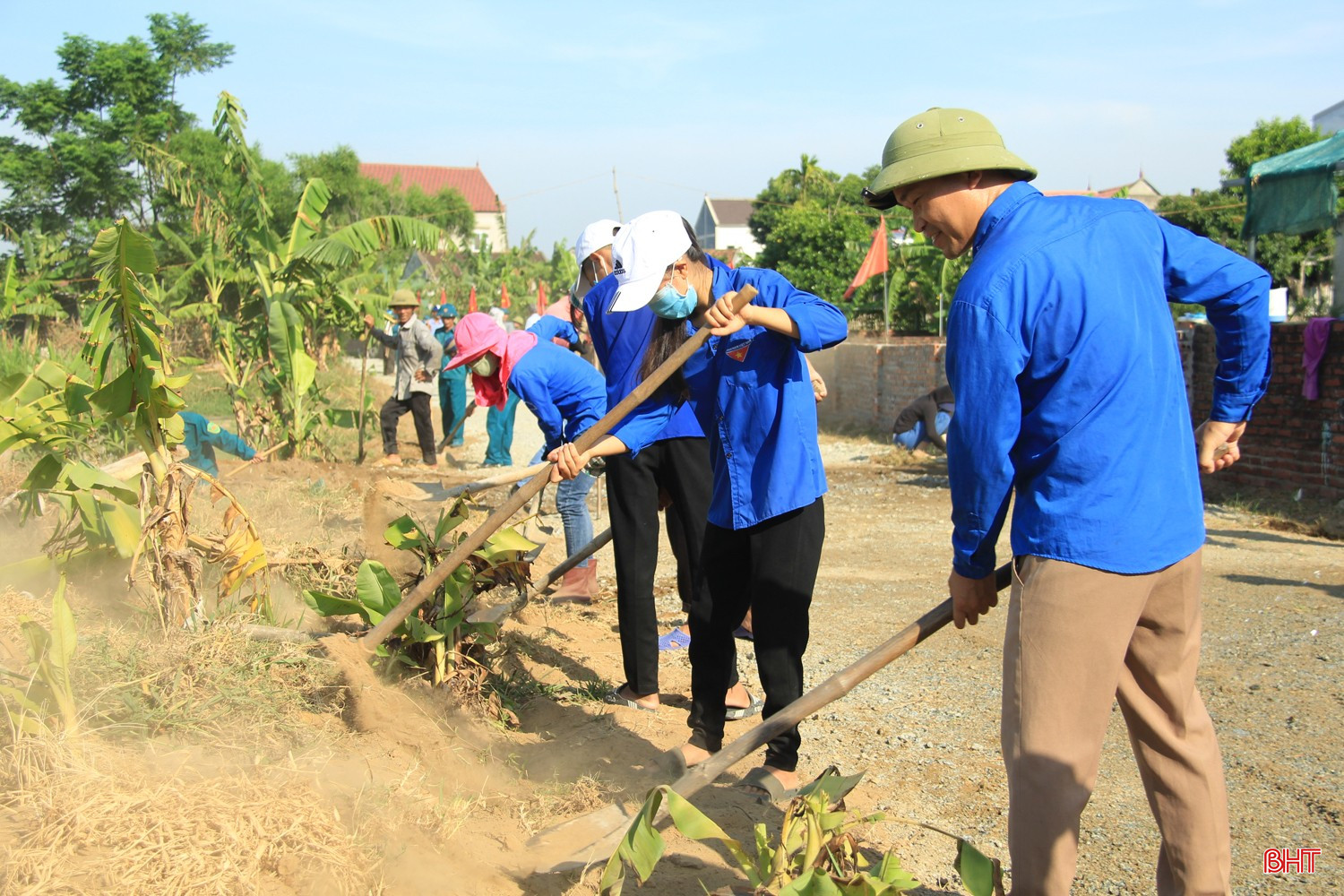 Người dân thôn Sinh Cờ, xã Tứ Mỹ tham gia "Tháng cao điểm làm nông thôn mới". bqbht_br_img-7444.jpg