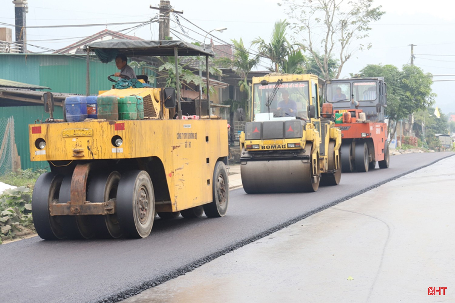 Thi công nâng cấp tuyến QL8A đoạn thuộc thôn Bãi Trạm, xã Tứ Mỹ (tháng 7/2025). bqbht_br_img-8436.jpg