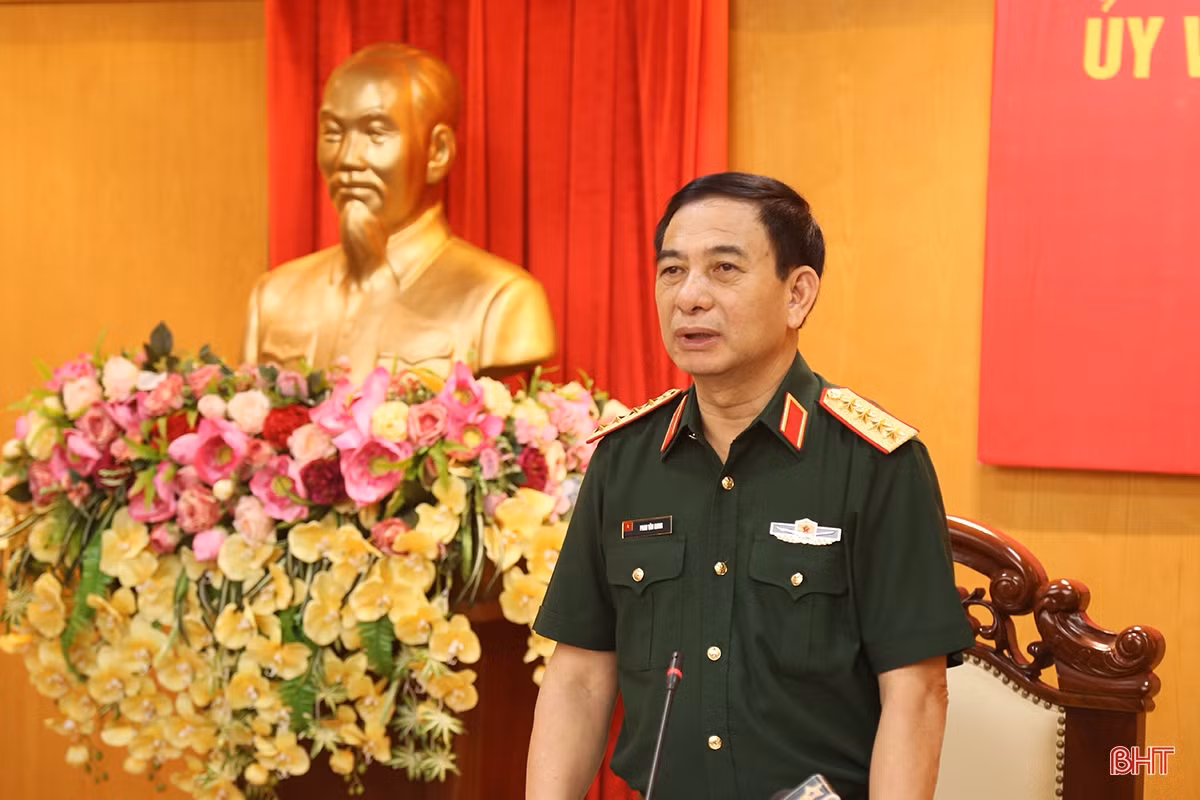 Bộ trưởng Bộ Quốc phòng dâng hương tại Ngã ba Đồng Lộc