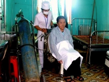 Bệnh nhân sử dụng Ghế vệ sinh di động- sản phẩm đạt giải 3 tại Hội thi sáng tạo kỹ thuật toàn quốc lần thứ X (2008 – 2009), do bác sỹ Trần Nguyên Phú, - Giám đốc Bệnh viện Đa khoa TP. Hà Tĩnh sáng tạo