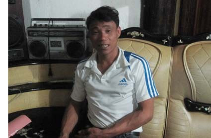 Anh Nguyễn Văn Phải đang kể lại hành trình đóng 5 ngàn USD để rồi bị bắt giam 6 tháng trời trên đất khách quê người.