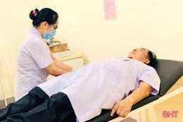 Cán bộ y tế và người dân kịp thời hiến máu, cứu sản phụ người Mã Liềng