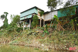 Sông “nuốt” đất, áp sát móng nhà...