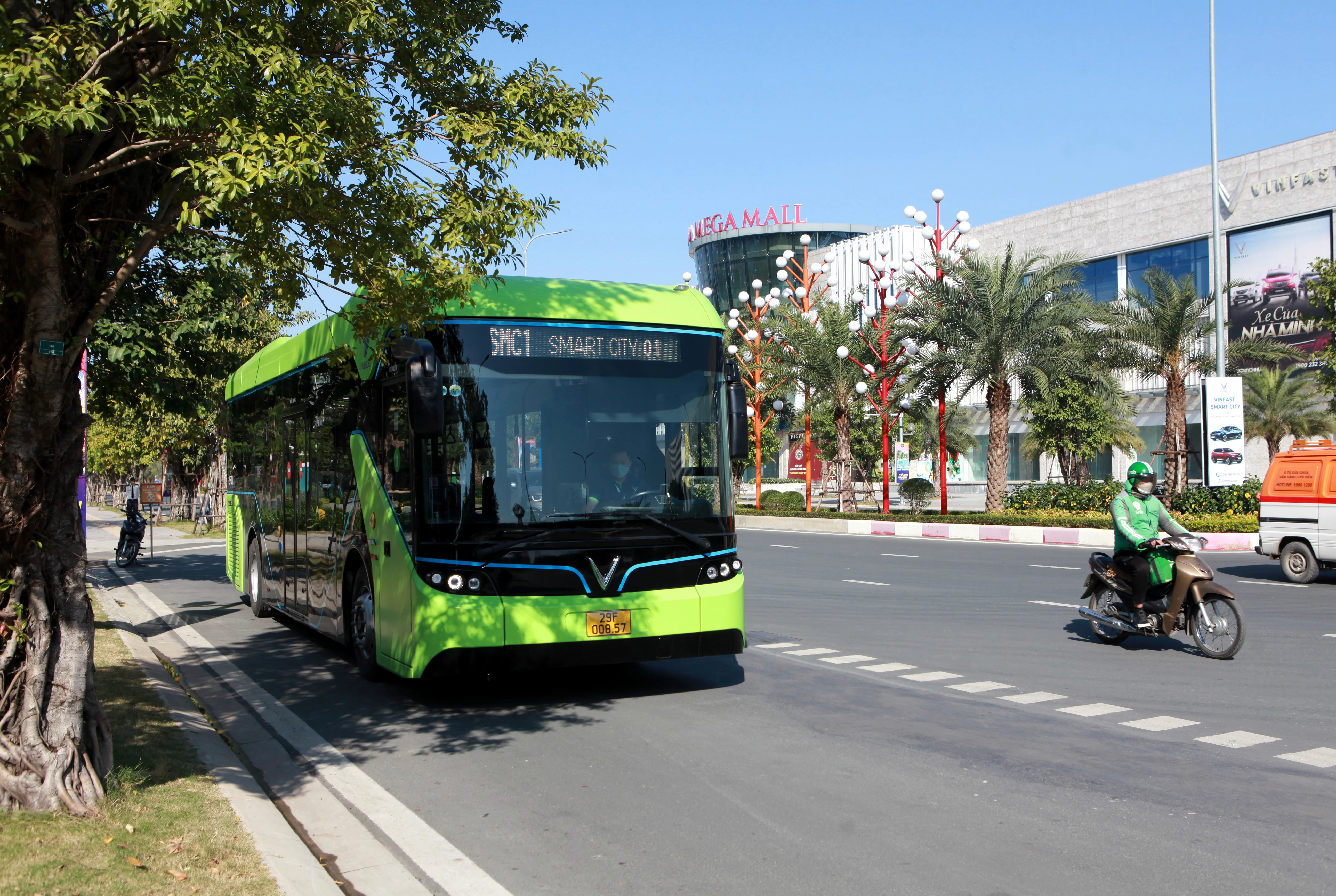 Khai trương tuyến xe buýt điện đầu tiên ở Việt Nam