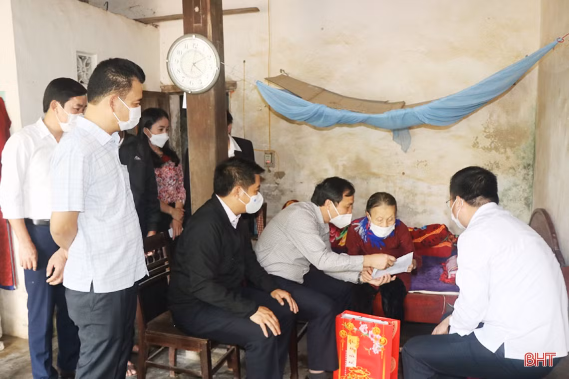 Bí thư Tỉnh ủy Hà Tĩnh tặng quà tết cho người nghèo, gia đình chính sách