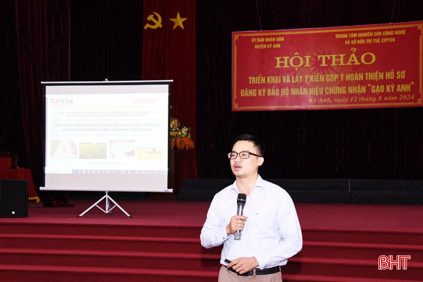 Phó Giám đốc Trung tâm Nghiên cứu công nghệ và sở hữu trí tuệ CIPTEX Đỗ Việt Dũng trao đổi về mẫu logo, bản đồ khu vực địa lý vùng sản xuất. 12.jpg