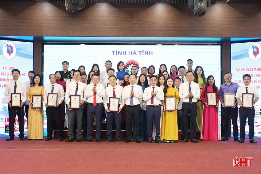 Lãnh đạo tỉnh chụp ảnh lưu niệm cùng các tác giả, nhóm tác giả đạt Giải Báo chí Trần Phú. bqbht_br_z6686662444555-d68ab321bc66ee19210f9c35c35798a4.jpg
