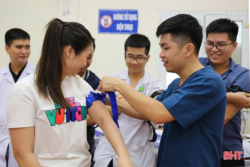 Bác sĩ Phan Thế Anh – Phó Chủ nhiệm khoa Cấp cứu, Bệnh viện Quân y 175 "cầm tay chỉ việc" cho các học viên. bqbht_br_44.jpg
