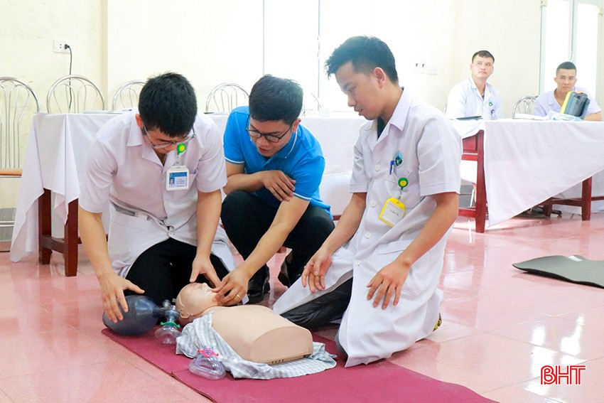 Các học viên thực hành các kỹ năng cấp cứu hồi sinh tim phổi cơ bản. bqbht_br_22.jpg