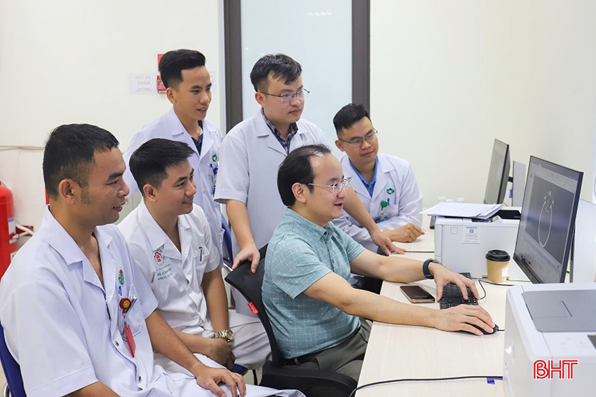Bác sĩ, kỹ sư, kỹ thuật viên của Trung tâm theo dõi hướng dẫn của chuyên gia đến từ Bệnh viện 108 bqbht_br_ab5f63e8e9515c0f0540.jpg