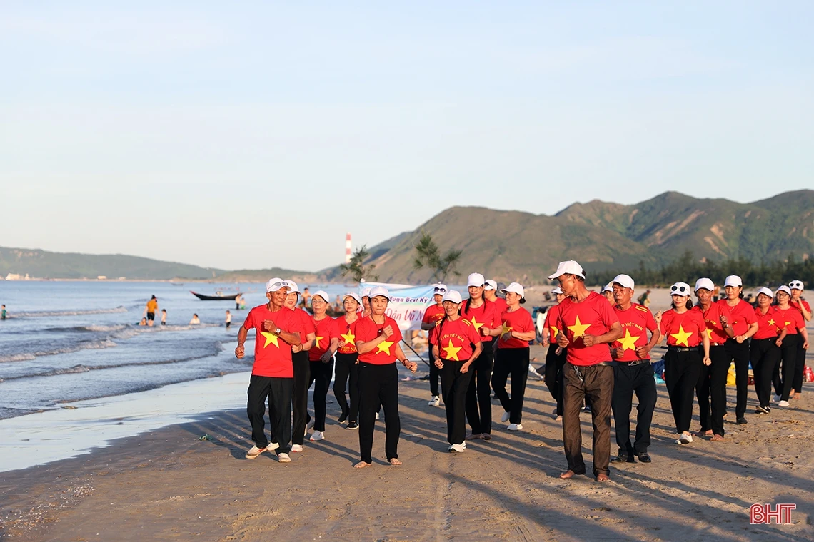 Du khách đổ về biển Kỳ Ninh “giải nhiệt” dịp cuối tuần