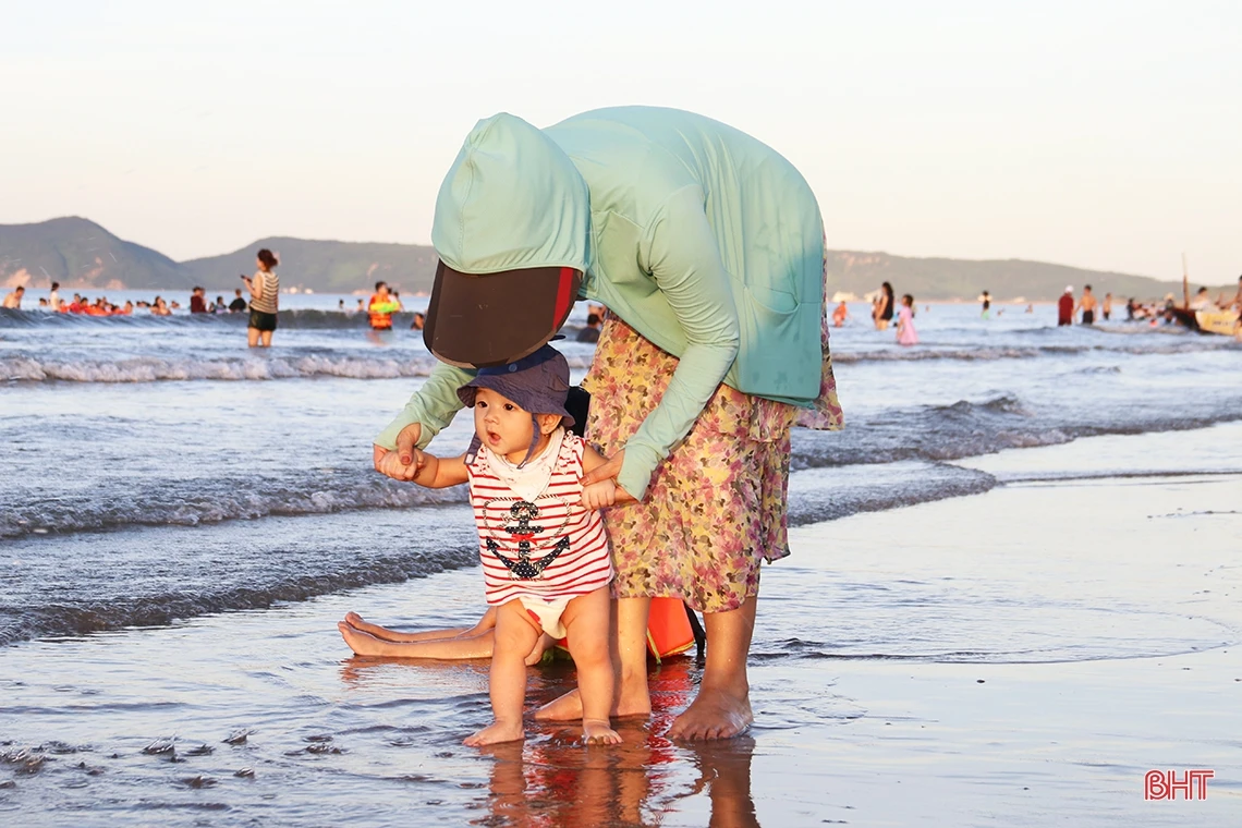 Du khách đổ về biển Kỳ Ninh “giải nhiệt” dịp cuối tuần