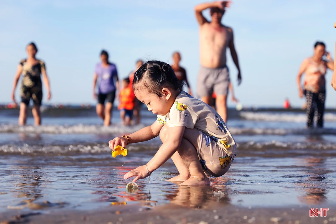 Du khách đổ về biển Kỳ Ninh “giải nhiệt” dịp cuối tuần