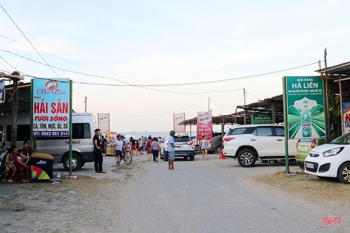 Du khách đổ về biển Kỳ Ninh “giải nhiệt” dịp cuối tuần