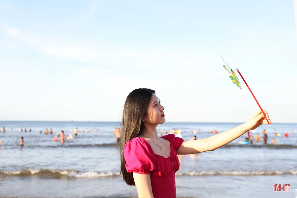 Du khách đổ về biển Kỳ Ninh “giải nhiệt” dịp cuối tuần