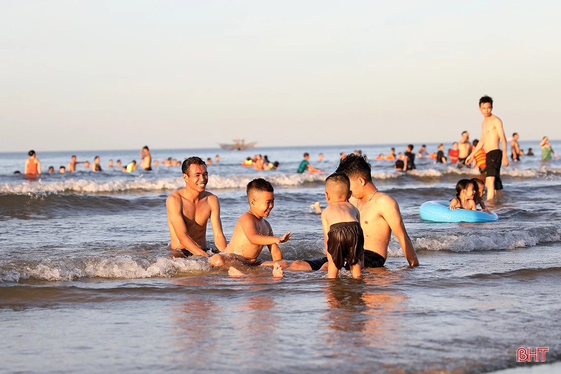 Du khách đổ về biển Kỳ Ninh “giải nhiệt” dịp cuối tuần