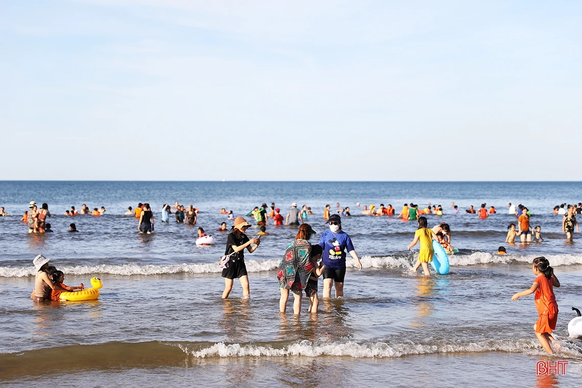 Du khách đổ về biển Kỳ Ninh “giải nhiệt” dịp cuối tuần