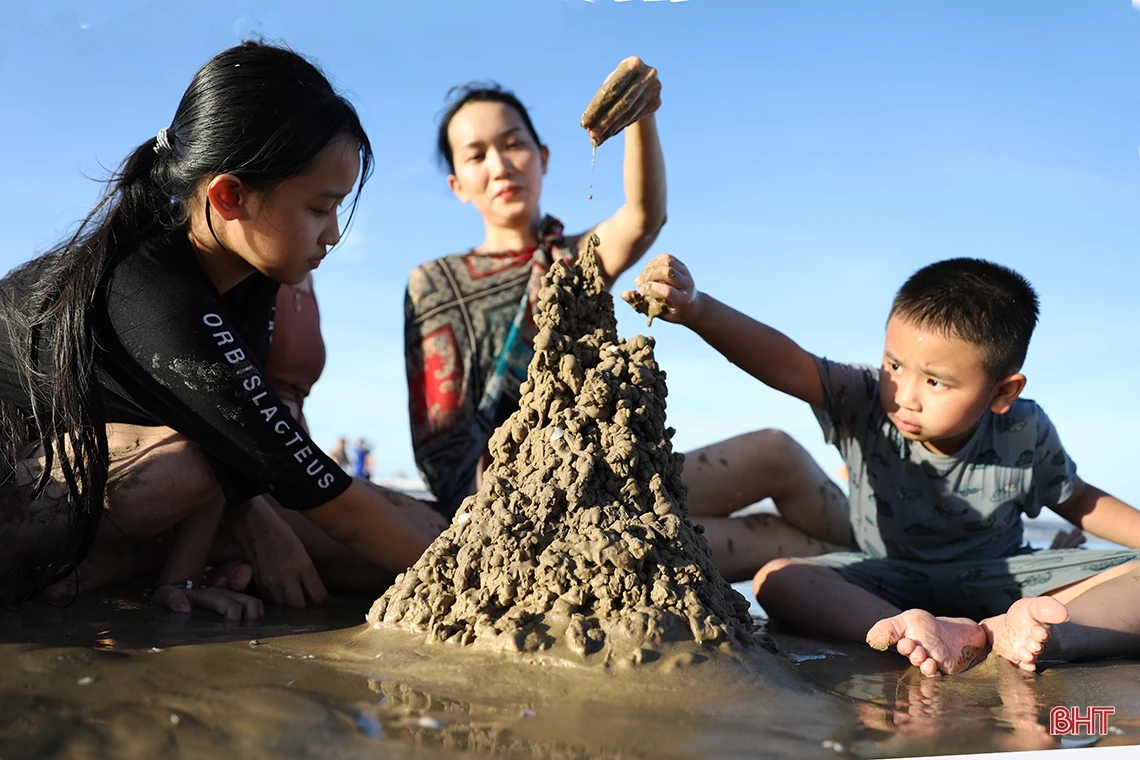 Du khách đổ về biển Kỳ Ninh “giải nhiệt” dịp cuối tuần