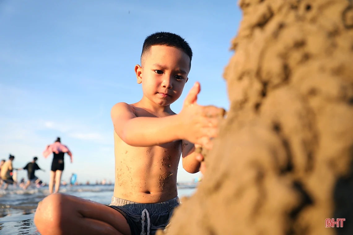 Du khách đổ về biển Kỳ Ninh “giải nhiệt” dịp cuối tuần