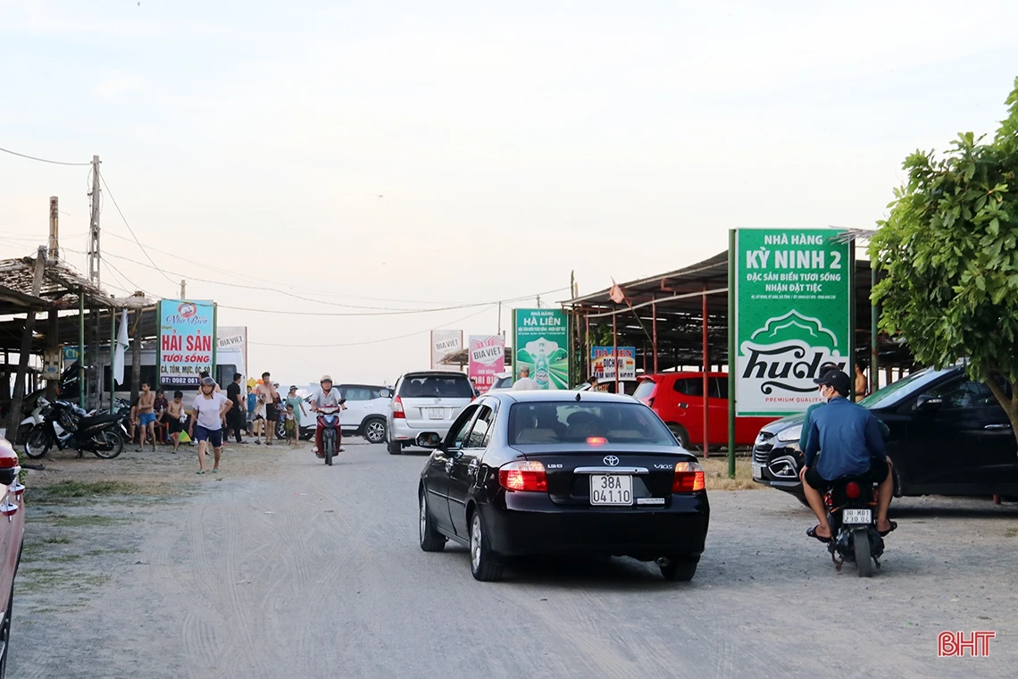 Du khách đổ về biển Kỳ Ninh “giải nhiệt” dịp cuối tuần