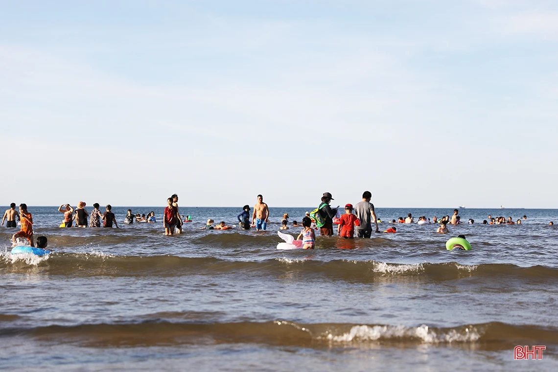 Du khách đổ về biển Kỳ Ninh “giải nhiệt” dịp cuối tuần