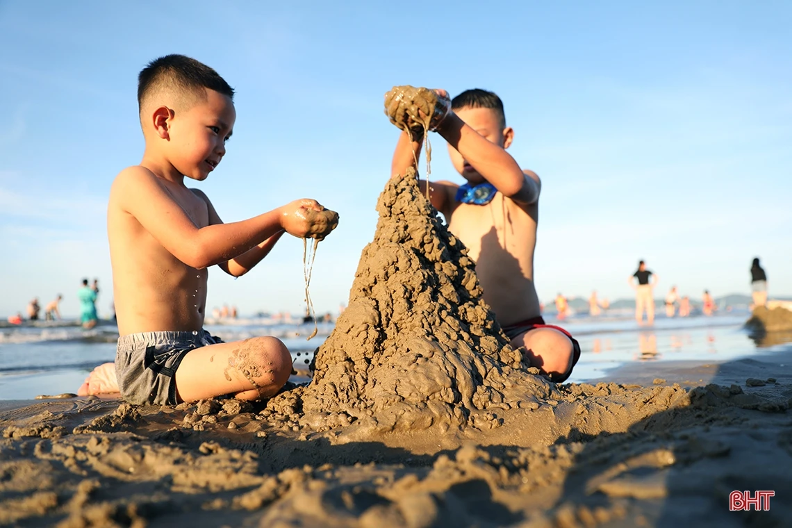 Du khách đổ về biển Kỳ Ninh “giải nhiệt” dịp cuối tuần