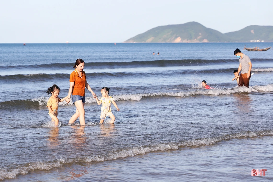 Du khách đổ về biển Kỳ Ninh “giải nhiệt” dịp cuối tuần