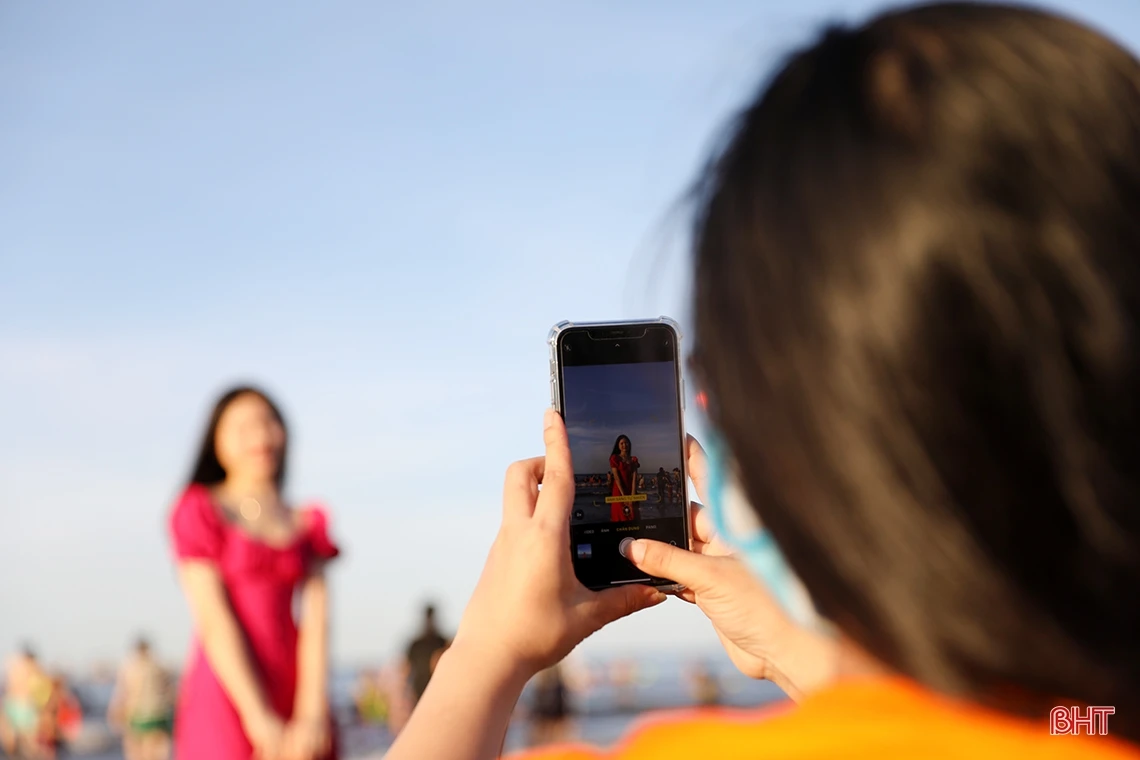 Du khách đổ về biển Kỳ Ninh “giải nhiệt” dịp cuối tuần