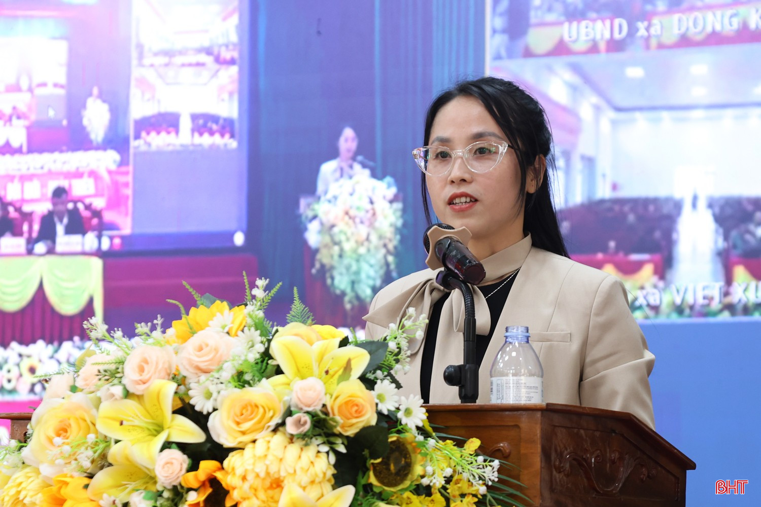 Bà Nguyễn Thị Bích Phương - Phó Chủ nhiệm Ủy ban kiểm tra Đảng ủy xã Thạch Hà trình bày chương trình hành động.