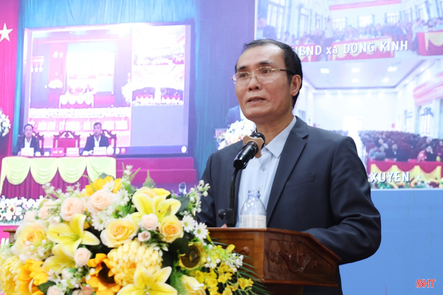 Ông Lê Văn Dũng - Ủy viên BTV Đảng ủy, Phó Giám đốc Bệnh viện Đa khoa tỉnh Hà Tĩnh, Chủ tịch Ủy ban Đoàn kết công giáo tỉnh trình bày chương trình hành động.