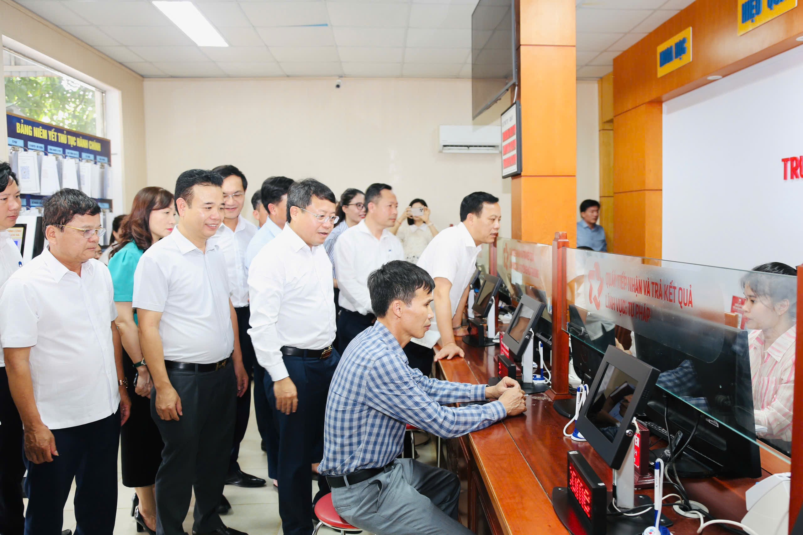 Lãnh đạo tỉnh kiểm tra công tác vận hành thử nghiệm Trung tâm Phục vụ hành chính công xã Thạch Hà. 20a.jpg