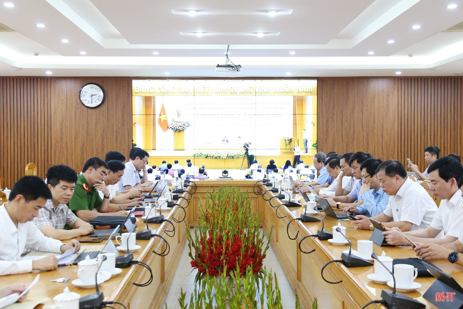 Lãnh đạo các sở, ngành tham dự cuộc họp. bqbht_br_1a.jpg