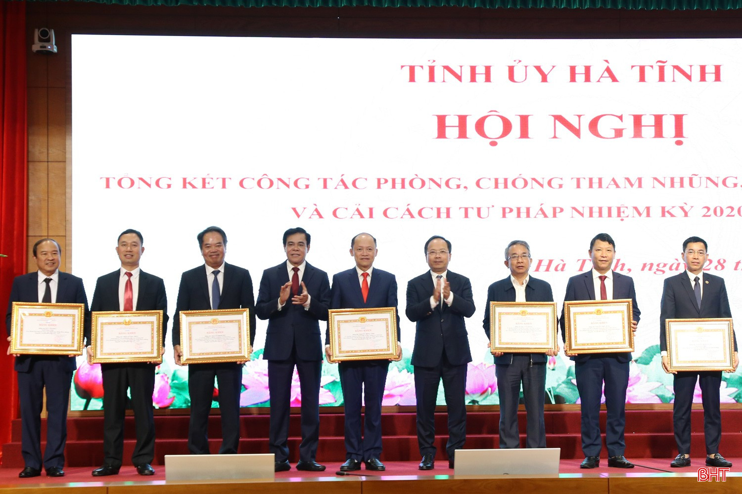 Lãnh đạo tỉnh trao bằng khen cho các cá nhân. bqbht_br_10a.jpg
