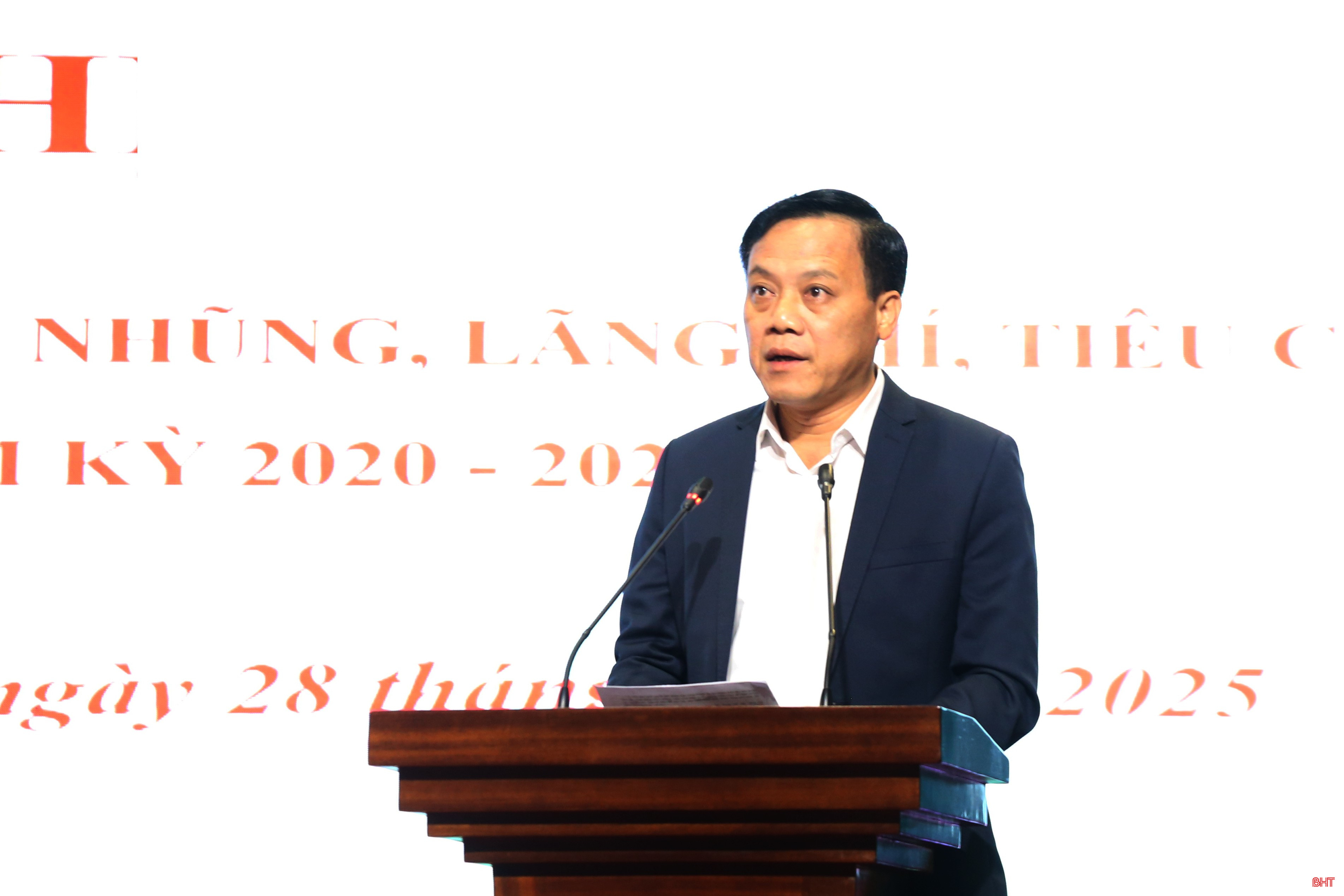 Phó Trưởng ban Nội chính Tỉnh ủy Nguyễn Văn Khoa báo cáo công tác phòng, chống tham nhũng, tiêu cực. bqbht_br_img-6256a.jpg