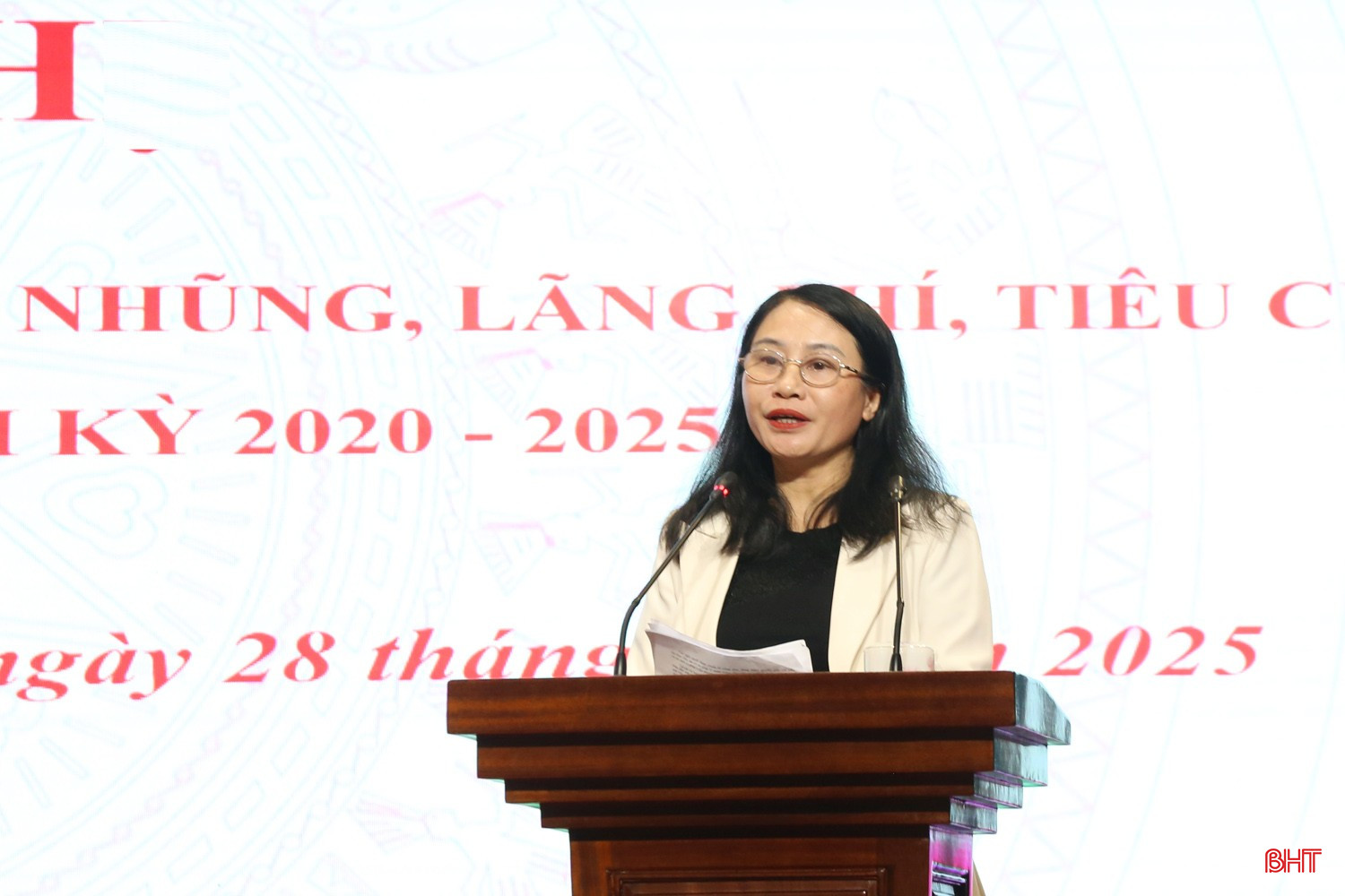Trưởng ban Pháp chế HĐND tỉnh Nguyễn Thị Nhuần tham luận tại hội nghị. bqbht_br_6a.jpg