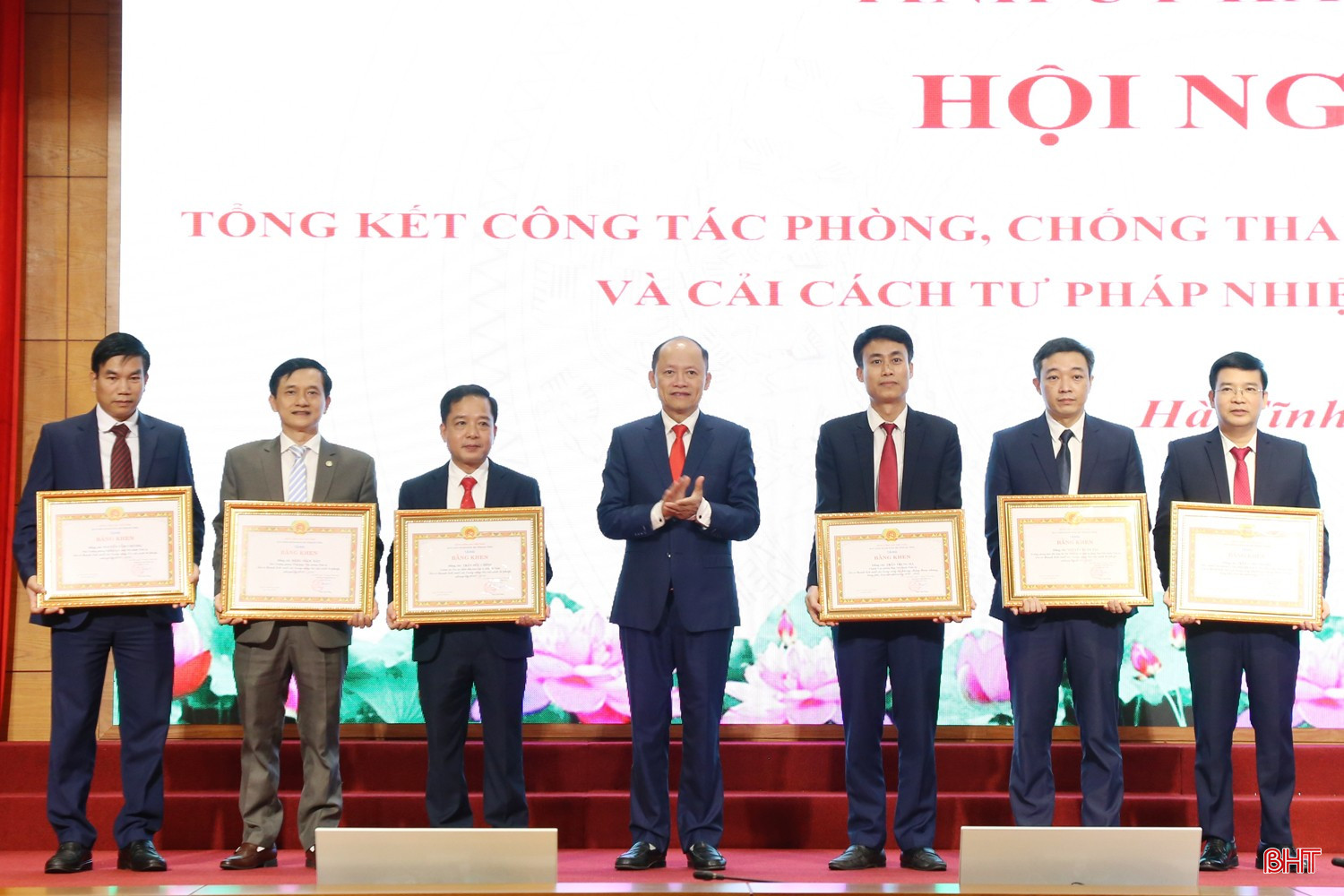 Lãnh đạo tỉnh trao bằng khen cho các cá nhân. bqbht_br_11a.jpg