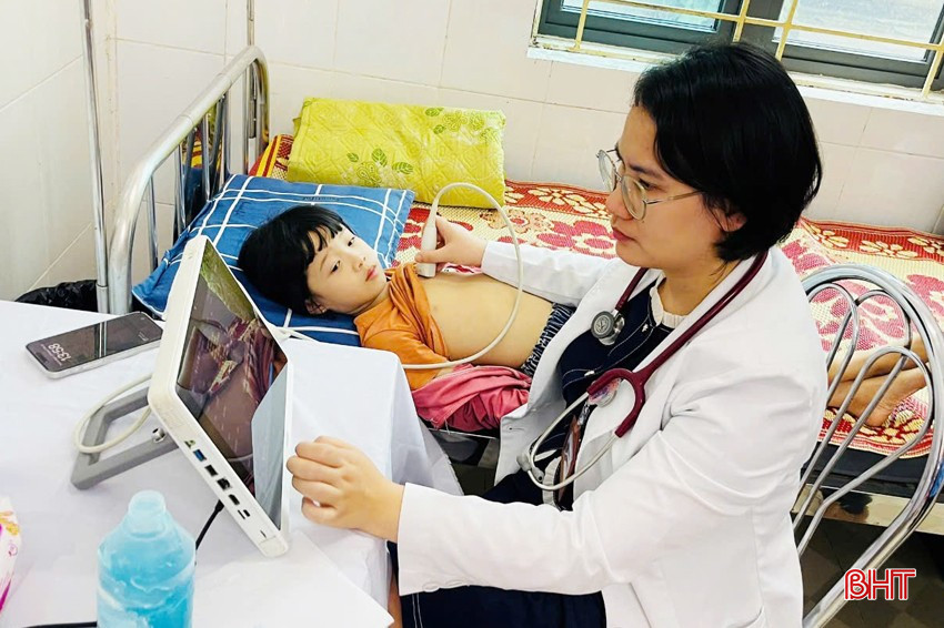 Các bác sỹ Bệnh viện E Hà Nội siêu âm tim cho trẻ. bqbht_br_z6567880773763-285d79ca2876ac48c1bf290e899eebfea.jpg