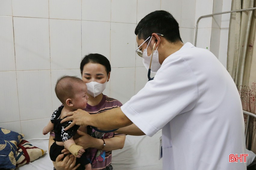 Bác sỹ Dương Văn Giáp - Phó Trưởng khoa Nhi, BVĐK tỉnh thăm khám cho một bệnh nhân bị mắc sởi. bqbht_br_truyen-nhiem-3a.jpg