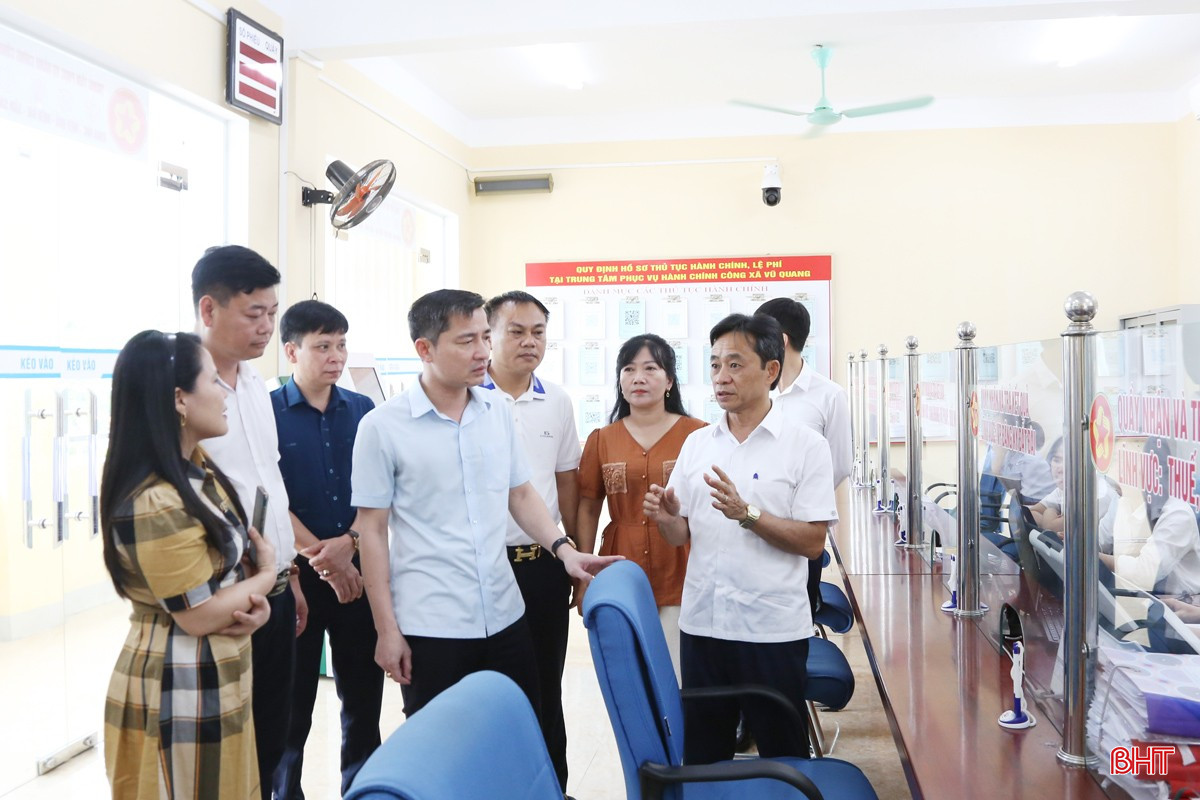 Phó Bí thư Thường trực Tỉnh ủy Trần Thế Dũng kiểm tra tại Trung tâm Phục vụ hành chính công của xã mới Vũ Quang. bqbht_br_ca.jpg