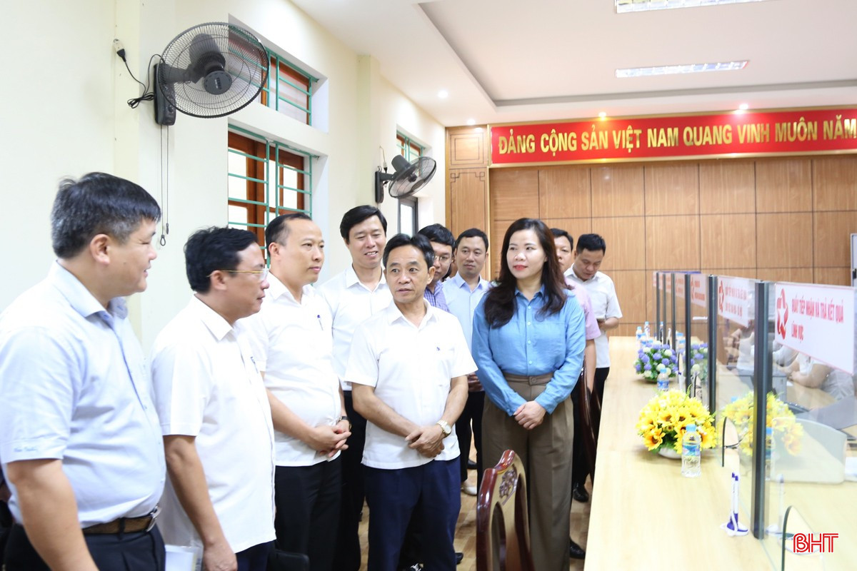Phó Bí thư Thường trực Tỉnh ủy kiểm tra tại xã Hương Phố mới. bqbht_br_da.jpg
