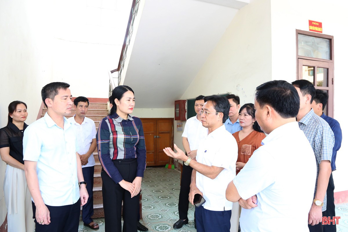 Phó Bí thư Thường trực Tỉnh ủy trao đổi với lãnh đạo huyện Vũ Quang về công tác chuẩn bị cho vận hành chính quyền địa phương 2 cấp. bqbht_br_aa.jpg