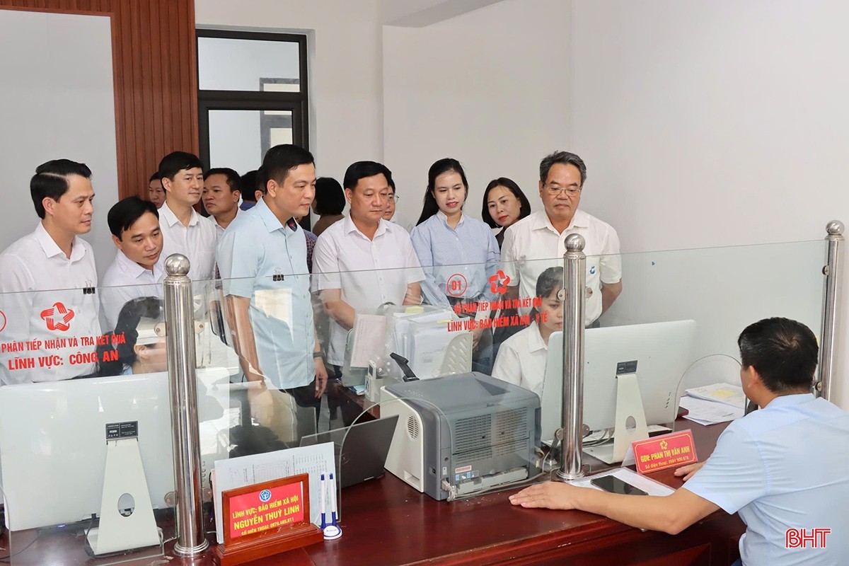 Lãnh đạo tỉnh và huyện Đức Thọ kiểm tra công tác vận hành thử nghiệm Trung tâm Phục vụ hành chính công xã Đức Thọ. ok3.jpg