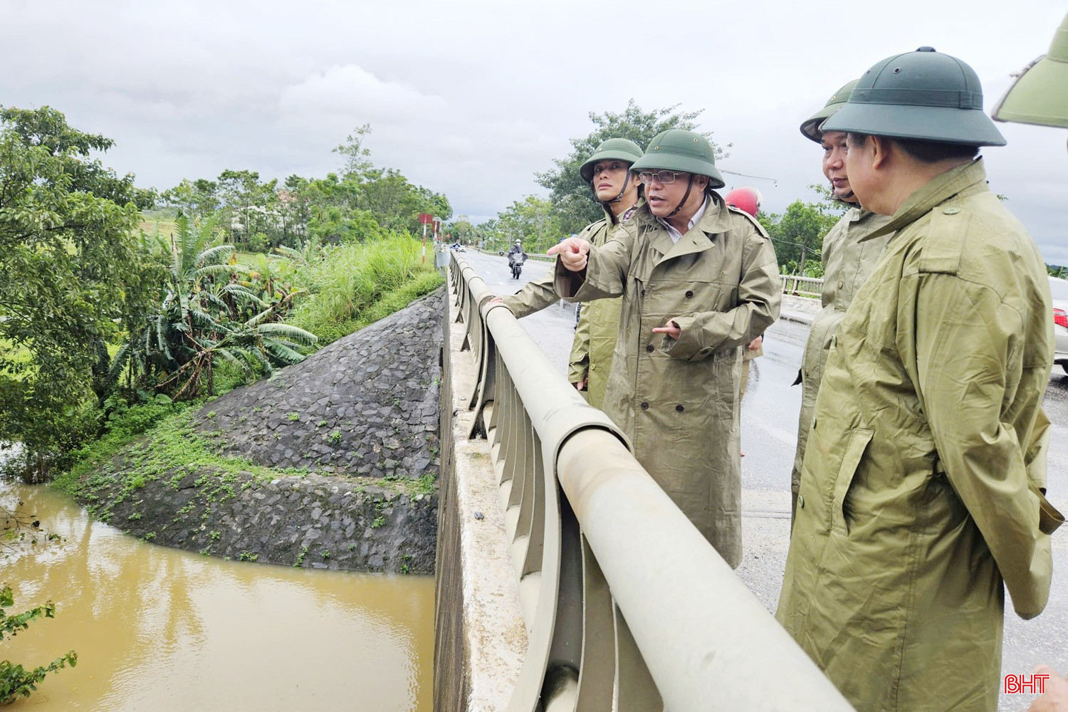 Phó Chủ tịch UBND tỉnh Dương Tất Thắng chỉ đạo công tác tiêu thoát nước tại khu vực cầu Nầm. bqbht_br_4a.jpg