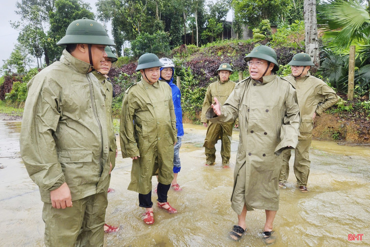 Phó Chủ tịch UBND tỉnh Dương Tất Thắng kiểm tra tình hình ngập lụt tại thôn Minh Giang, xã Kim Hoa. bqbht_br_6a.jpg