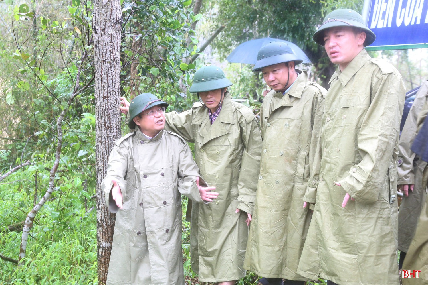 Đoàn kiểm tra tại cầu Cửa Rào (xã Vũ Quang). bqbht_br_img-4430a.jpg