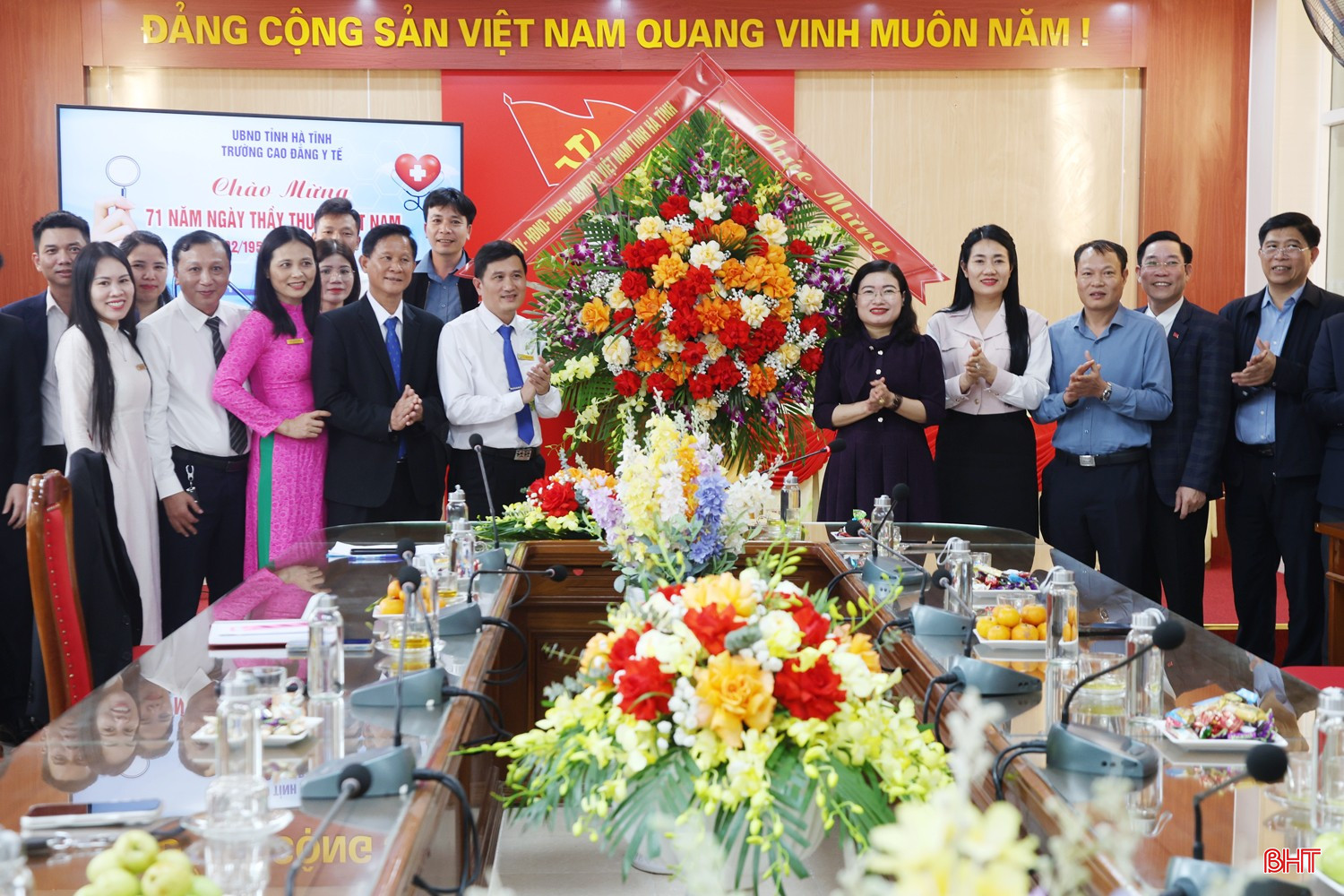 Phó Chủ tịch UBND tỉnh Nguyễn Thị Nguyệt cùng đoàn tặng hoa, chúc mừng Trường Cao đẳng Y tế Hà Tĩnh...