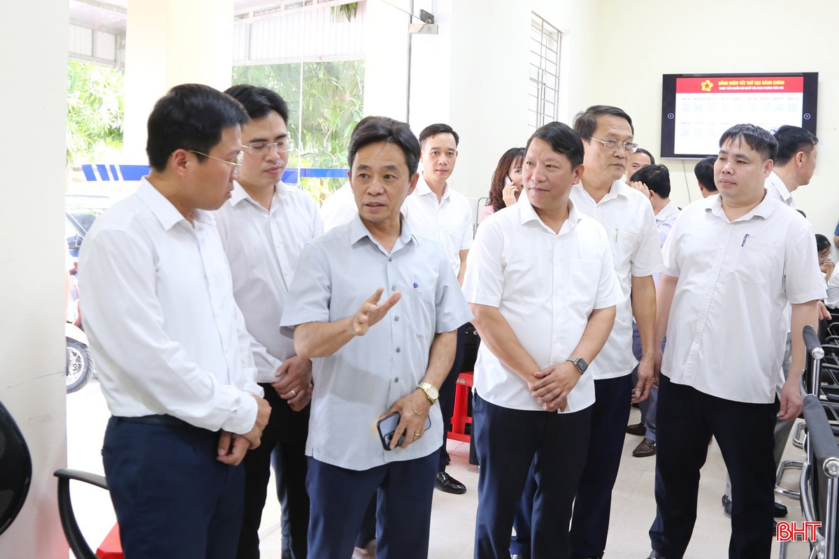 Phó Bí thư Thường trực Tỉnh ủy Trần Thế Dũng kiểm tra công tác vận hành thử nghiệm tại phường Trần Phú mới. bqbht_br_img-1477a.jpg